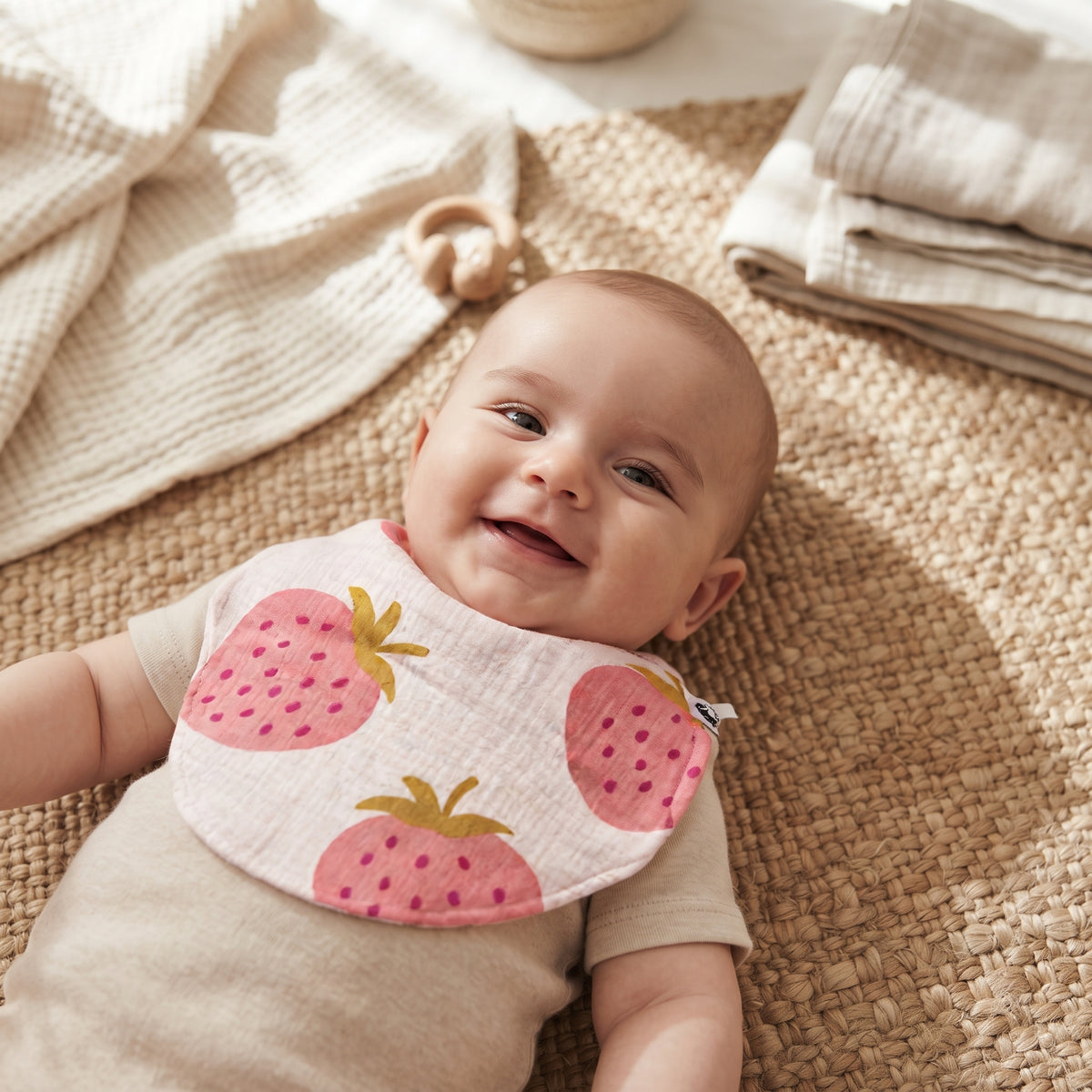 Bavoir en mousseline Monkey Mum® - Fraise