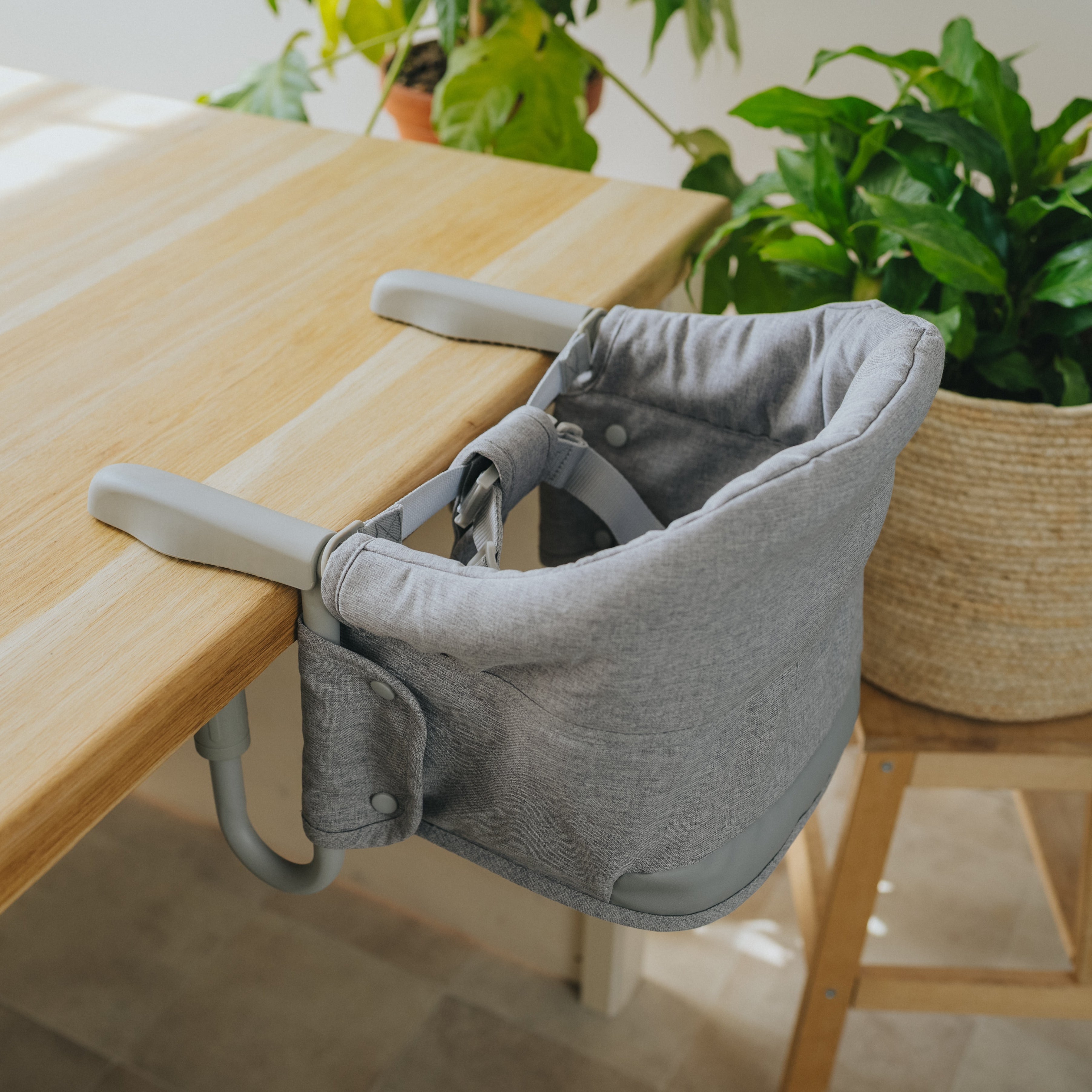 Reis-kinderstoel Monkey Mum® - grijs - uitgepakt