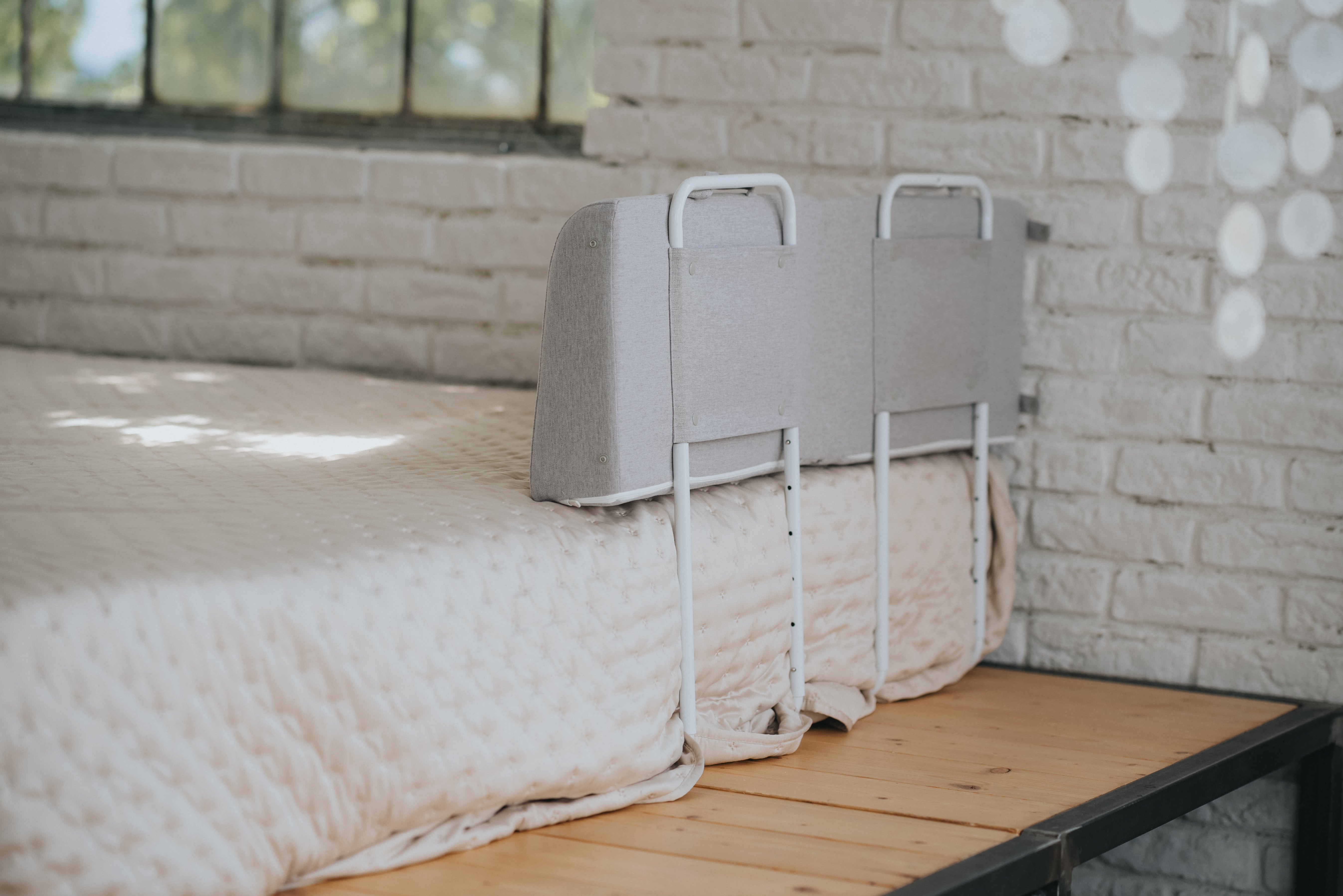 Barrière de lit de voyage Monkey Mum® - déballée