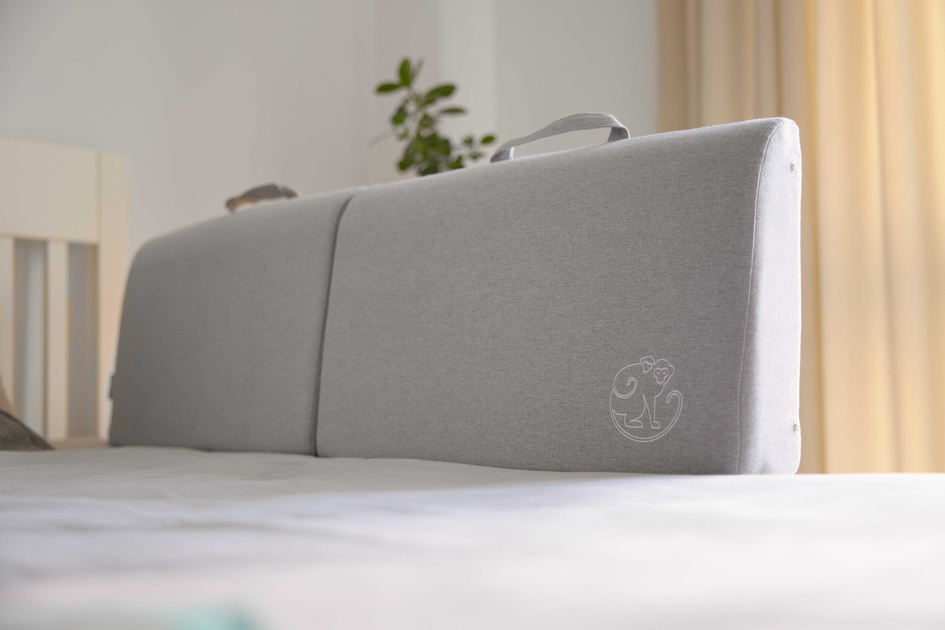 Barrière de lit de voyage Monkey Mum® - déballée